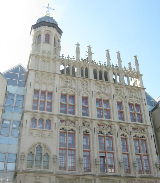 Die neu geschaffene Fassade des Weseler Rathauses